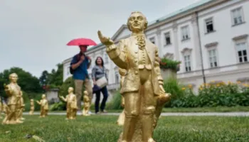 Mbyllet para kohe ekspozita në Salzburg, zhduken mbi 200 statuja të Mozartit