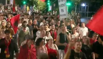 Mbyllet protesta e 74-t në Tiranë, qytetarët marshojnë në kryeqytet: Rama ik!