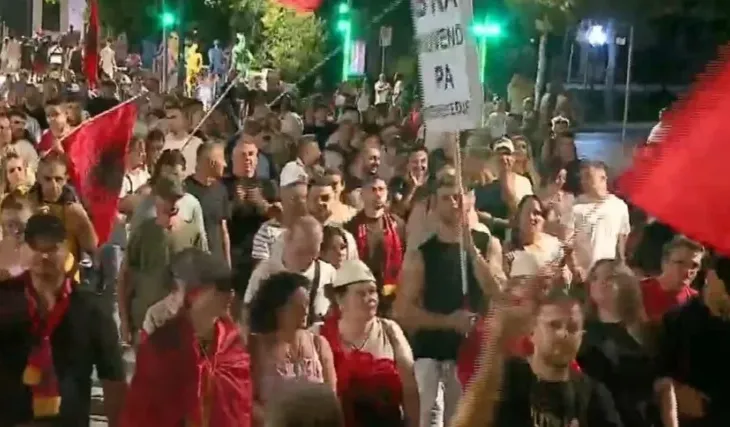 Mbyllet protesta e 74-t në Tiranë, qytetarët marshojnë në kryeqytet: Rama ik!