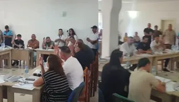 Me duartrokitje dhe brohorima! Këshilli Bashkiak i Klosit voton kundër bashkimit me Burrelin