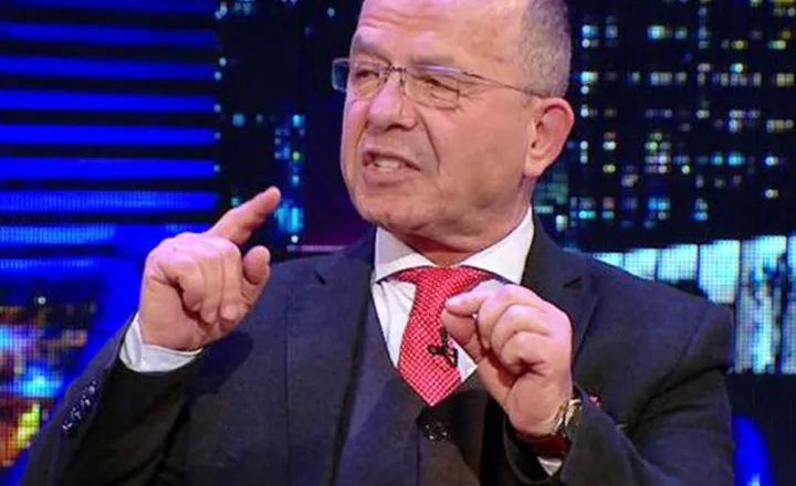 “Më mirë të më kishin vrarë”/ I hedhin librat në det në sarandë, Sazan Guri shpërthen