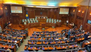Me një orë vonesë nis seanca për konstituimin e Kuvendit në Kosovë, 109 deputetë në sallë