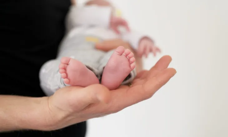 Më pak bebe në Tiranë, më shumë në qarqe! Çfarë po ndodh me familjet shqiptare?