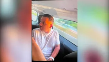 Me pranga në duar brenda makinës së policisë, pamja e Ergys Agasit pas arrestimit