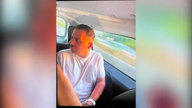 Me pranga në duar brenda makinës së policisë, pamja e Ergys Agasit pas arrestimit