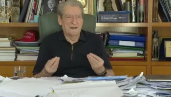 Me tavolinën e mbushur me shkresa e dosje, Berisha akuza qeverisë për zjarret: Vendi i rrezikuar, Rama dhe ministrat rreziten e luajnë kumar!