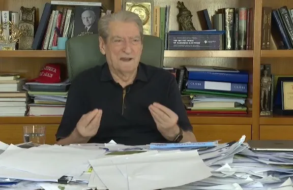 Me tavolinën e mbushur me shkresa e dosje, Berisha akuza qeverisë për zjarret: Vendi i rrezikuar, Rama dhe ministrat rreziten e luajnë kumar!