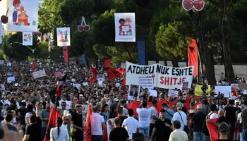 Mediat ndërkombëtare i bëjnë jehonë protestës: Shqiptarët vazhdojnë të kërkojnë dorëheqjen e panegociueshme të kryeministrit