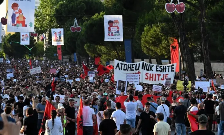 Mediat ndërkombëtare i bëjnë jehonë protestës: Shqiptarët vazhdojnë të kërkojnë dorëheqjen e panegociueshme të kryeministrit