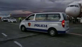 Merr fund arratia e 2 shqiptarëve, mbërrijnë në Rinas dy të kërkuarit për vjedhje e plagosje, arrestohet turkja…