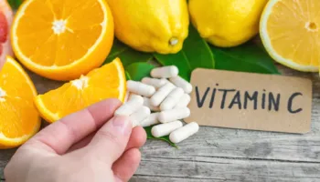 Merrni vitaminë C për të mos u ftohur? Ja çfarë tregojnë studimet