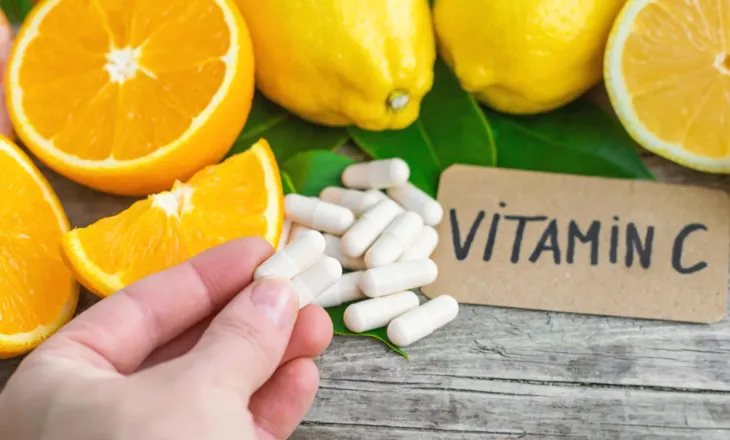 Merrni vitaminë C për të mos u ftohur? Ja çfarë tregojnë studimet