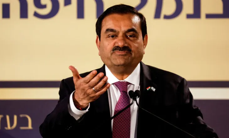Miliarderi indian Adani lirohet nga akuzat për ryshfet në SHBA