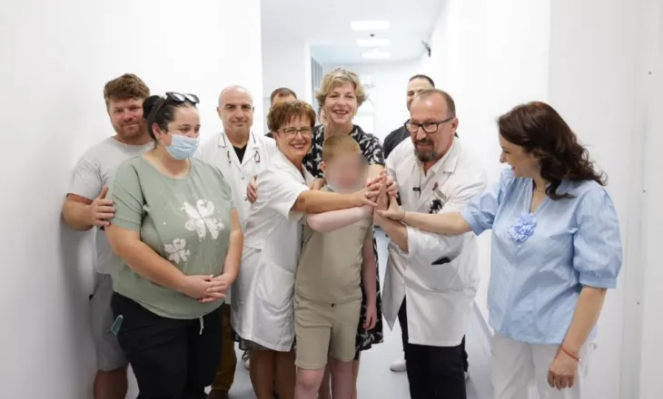 Ministrja Sala ndan videon: Arsi 10-vjeçar ia doli, historia e suksesit në Spitalin Onkologjik