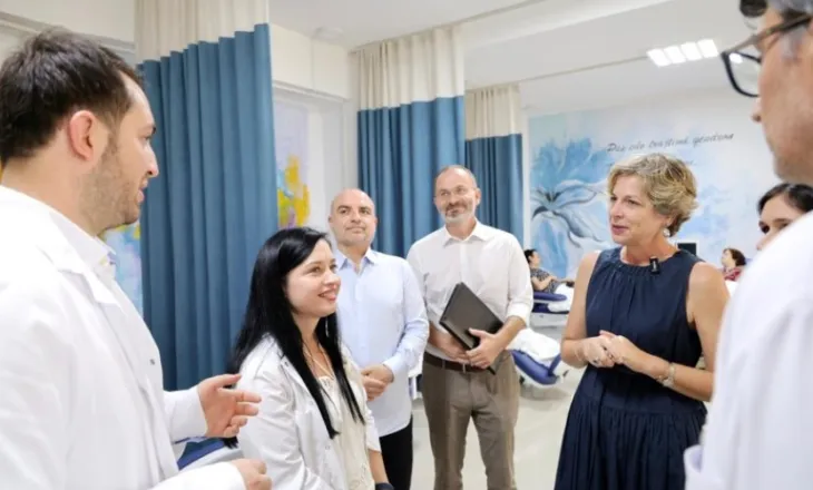 Ministrja Sala në qendrën e kimioterapisë së spitalit të Vlorës: Një hap më pranë pacientit në kujdesin onkologjik!