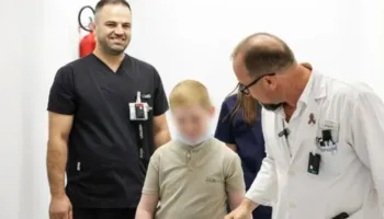 Ministrja Sala në spitalin Onkologjik: 10-vjeçari mposht tumorin në stadin IV me aparaturën e re moderne