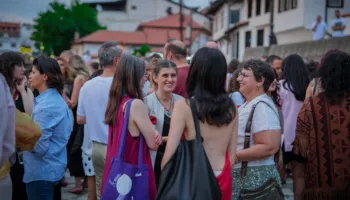 Ministrja Saranda Bogujevci ndan fotografi nga DokuFesti dhe uron ekipin për edicionin jubilar