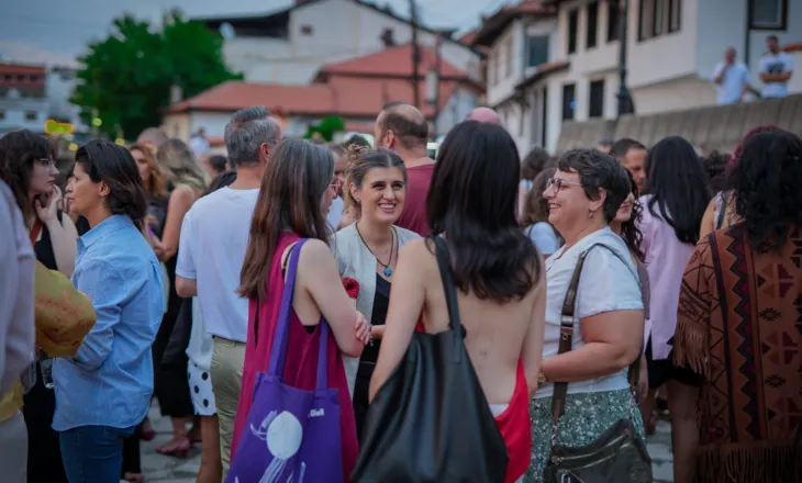 Ministrja Saranda Bogujevci ndan fotografi nga DokuFesti dhe uron ekipin për edicionin jubilar