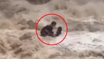 Momente paniku për turistët, “rrëmbehen” nga rrjedha e fuqishme e ujit në ujëvarë, shpëtohen në minutën e fundit (VIDEO)