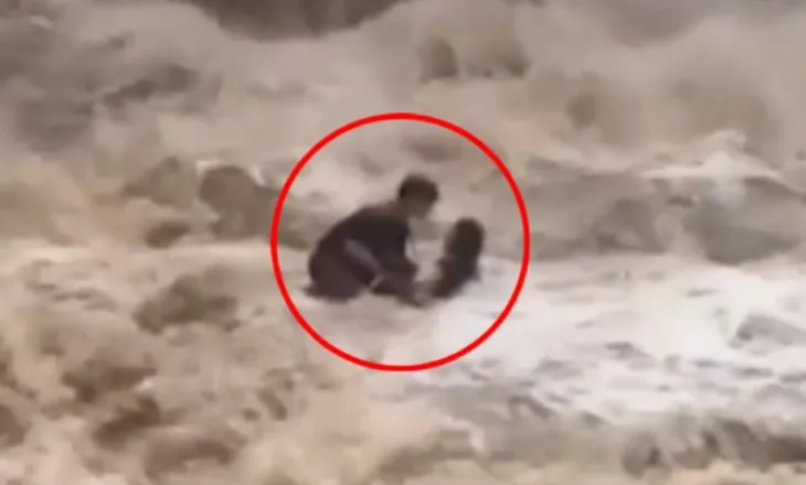 Momente paniku për turistët, “rrëmbehen” nga rrjedha e fuqishme e ujit në ujëvarë, shpëtohen në minutën e fundit (VIDEO)