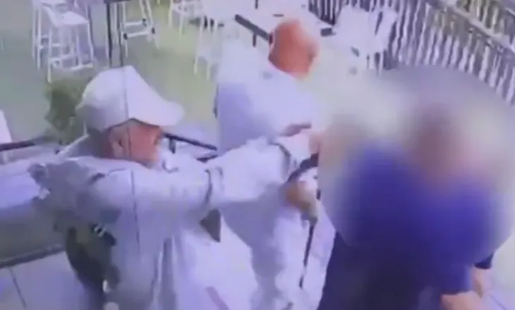 Momenti i ekzekutimit, vritet në mes të ditës kreu i mafias, autori qëllon me gjakftohtësi dhe largohet (VIDEO)