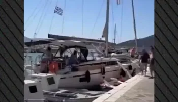 Momenti kur një anije me vela përplaset me anijet e ankoruara në portin e Kalamos në Lefkada