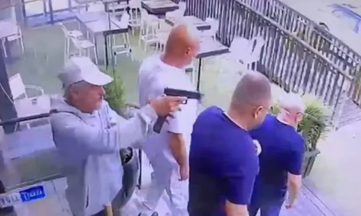 Momenti kur një nga kriminelët më të rrezikshëm qëllohet për vdekje me plumb pas koke!