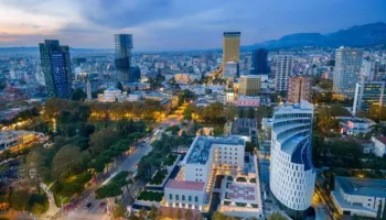 Monitor: Metropoli, 710 euro qira, 760 euro pagë, Tirana e dyta në Europë për barrën e strehimit