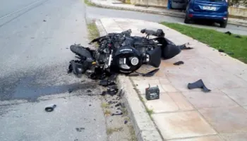 Motori del nga rruga dhe përplaset me bordurën, dy të vdekur në Golem të Kavajës