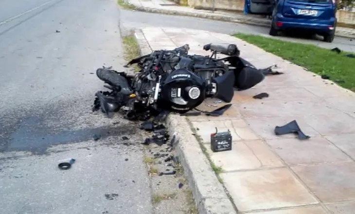 Motori del nga rruga dhe përplaset me bordurën, dy të vdekur në Golem të Kavajës