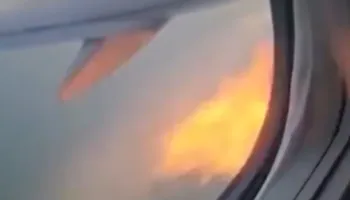 Motori i avionit merr flakë pas përplasjes me një zog, Boeing 737 bën ulje emergjente (VIDEO)