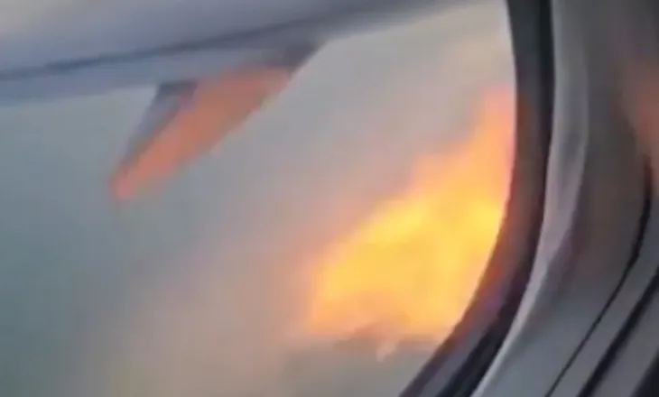 Motori i avionit merr flakë pas përplasjes me një zog, Boeing 737 bën ulje emergjente (VIDEO)