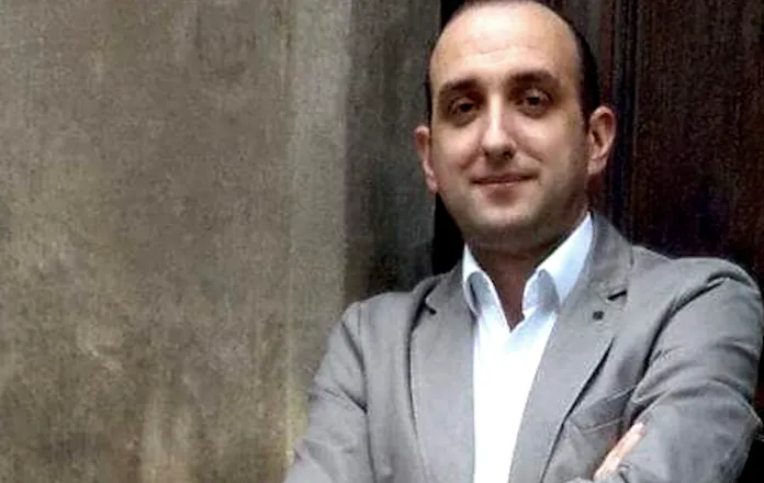 “M’thuaj se ke me m’dashtë”, poezinë e Klodian Kojashit e lexon Engjëllushe Alla