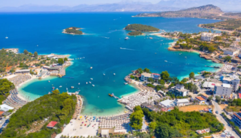 “Mund të eksploroni plazhet dhe qytetet historike”! Tabloidi “The Sun” rekomandon Shqipërinë