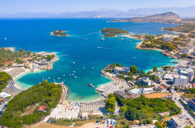 “Mund të eksploroni plazhet dhe qytetet historike”! Tabloidi “The Sun” rekomandon Shqipërinë