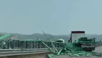 Na kaloi vdekja para syve/ Kamioni thyen barrierat në autostradën Fier–Vlorë