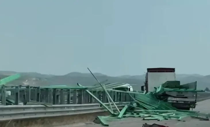 Na kaloi vdekja para syve/ Kamioni thyen barrierat në autostradën Fier–Vlorë
