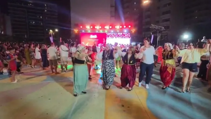 ‘Nata Çame’ në Vlorë, këngë e valle tradicionale para pushuesve
