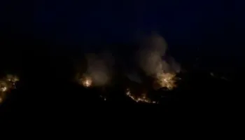 Natë e vështirë në Drenie! Zjarri vijon të përhapet, forcat në terren luftojnë për kontrollin e flakëve