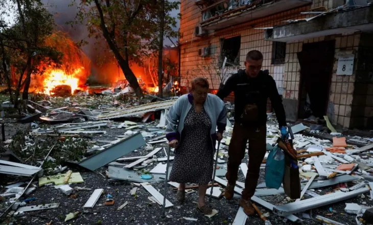 Natë terrori në Kiev/ Sulmi rus merr 16 jetë, dhjetëra të plagosur nën rrënoja