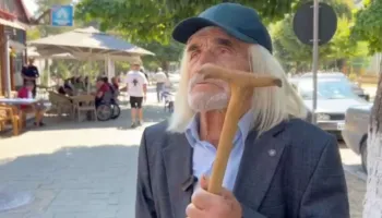 Ndaloi me bastun drejtuesin e PS/ I moshuari zbulon çfarë fshihet pas veprimit të tij