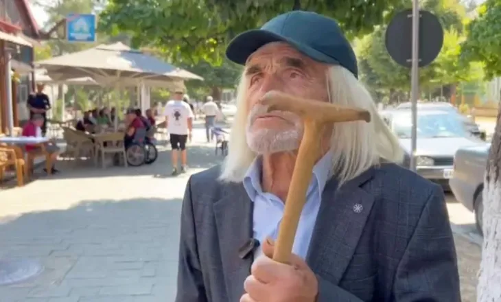 Ndaloi me bastun drejtuesin e PS/ I moshuari zbulon çfarë fshihet pas veprimit të tij