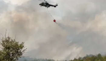 Ndërhyn helikopteri i AKMC në Bruç, vihet nën kontroll vatra e zjarrit