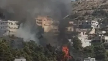 Ndërhyrja nga ajri lokalizon vatrën e zjarrit në kurorën e Sarandës, shuhen flakët dhe shmangen pasojat në banesat te “Manastiri i 40 Shenjtorëve”