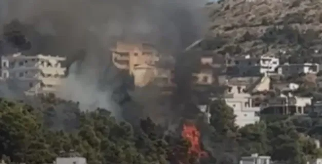 Ndërhyrja nga ajri lokalizon vatrën e zjarrit në kurorën e Sarandës, shuhen flakët dhe shmangen pasojat në banesat te “Manastirit të 40 Shenjtorëve”