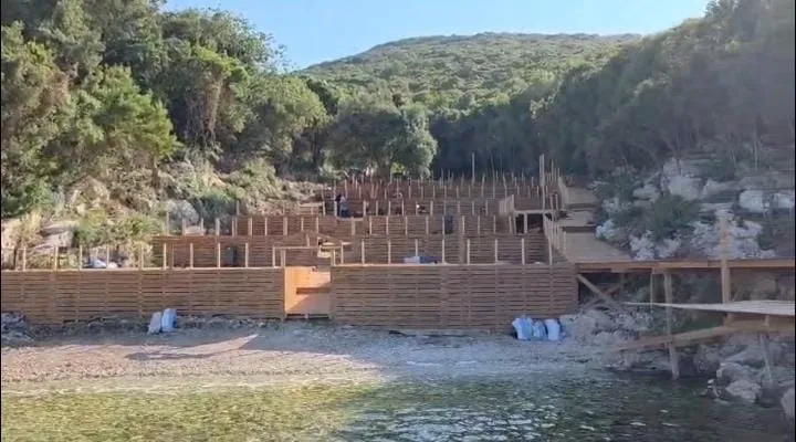 Ndërtuan pa leje në Karaburun, arrestohet njëri prej ndërtuesve, ortaku shpallet në kërkim