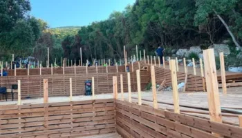 Ndërtuan pa leje në “Shën Jan” të Karaburunit, vihet në pranga njëri prej pronarëve, shpallet në kërkim ortaku!