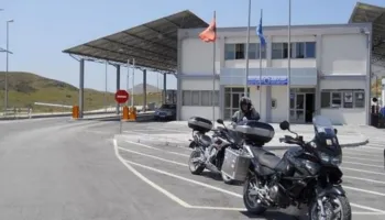 Ndihmoi të kalonin kufirin disa shtetas me këmbë drejt Greqisë, kapet në flagrancë 19-vjeçari