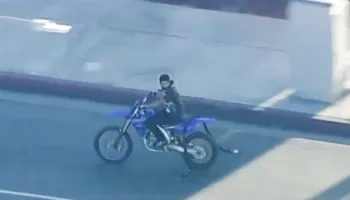 Ndjekje si në filma aksion në Los Angeles, u arratis me motorin e vjedhur dhe u fsheh në koshin e riciklimit (VIDEO)