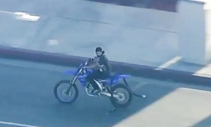 Ndjekje si në filma aksion në Los Angeles, u arratis me motorin e vjedhur dhe u fsheh në koshin e riciklimit (VIDEO)